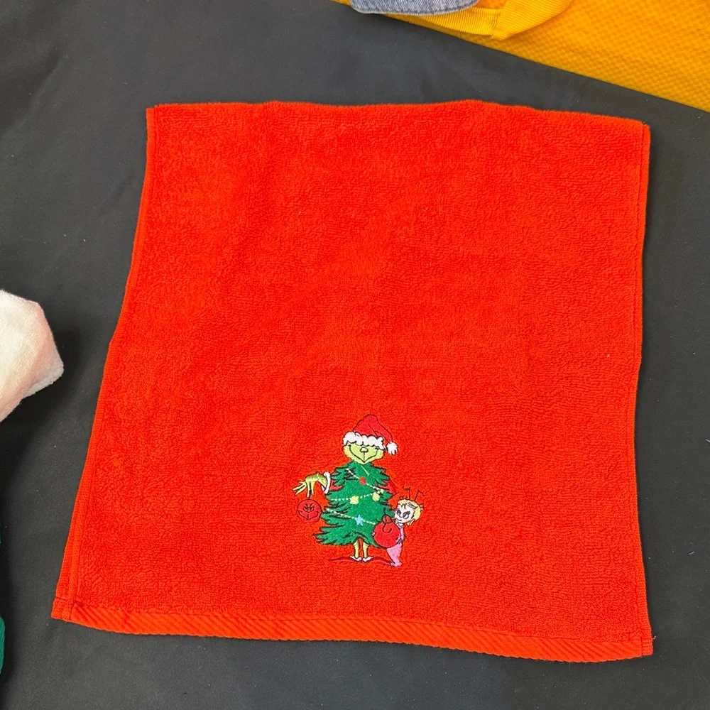 Festive Holiday Bath Towels Set - White, Green, and Red